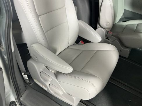 Used 2020 Toyota Sienna XLE Premium image 12