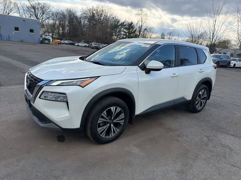 Used 2023 Nissan Rogue SV image 3