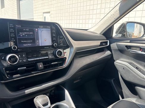 Used 2021 Toyota Highlander XLE image 16