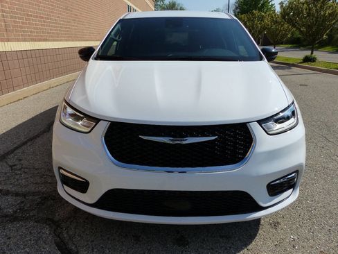 Used 2026 Chrysler Pacifica Select FWD image 13