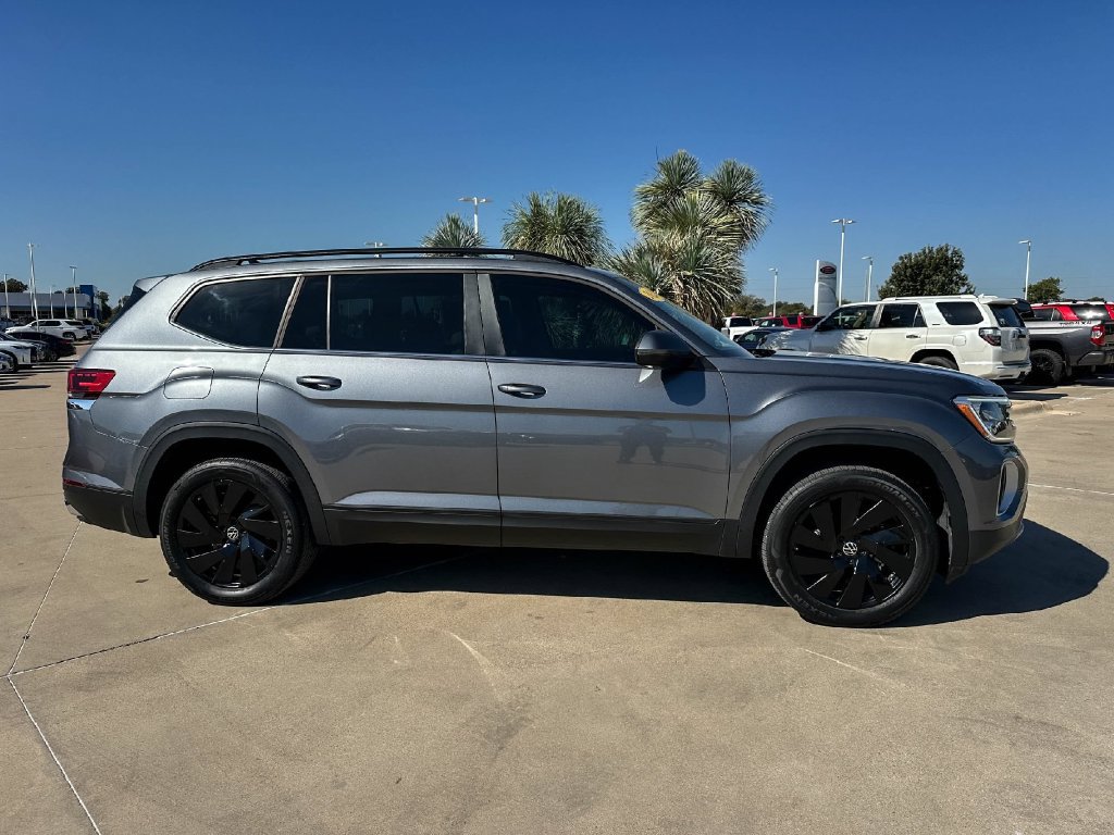 Used 2024 Volkswagen Atlas SE w/ Panoramic Sunroof Package FWD image 2