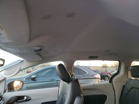 Used 2024 Chrysler Pacifica Touring-L image 11