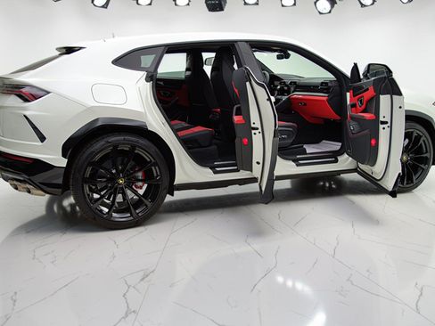 Used 2022 Lamborghini Urus AWD/4WD image 10