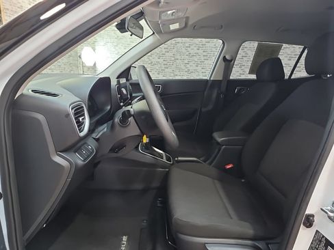 Certified 2025 Hyundai Venue SE FWD image 21