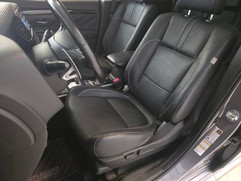 Used 2018 Mitsubishi Outlander 4WD Plug-In Hybrid image 24