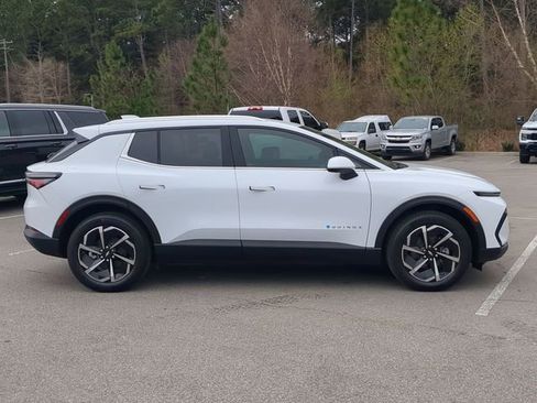 New 2026 Chevrolet Equinox EV LT image 4