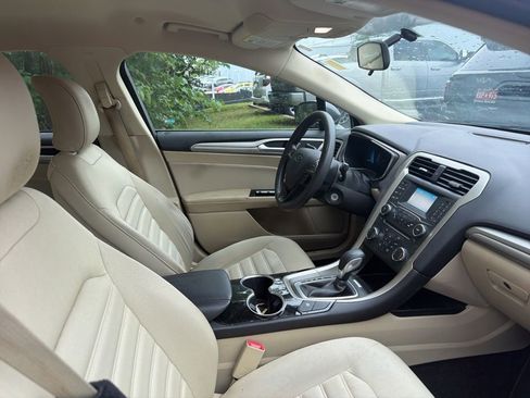 Used 2016 Ford Fusion SE FWD image 3