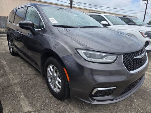 Used 2023 Chrysler Pacifica Touring-L FWD image 3
