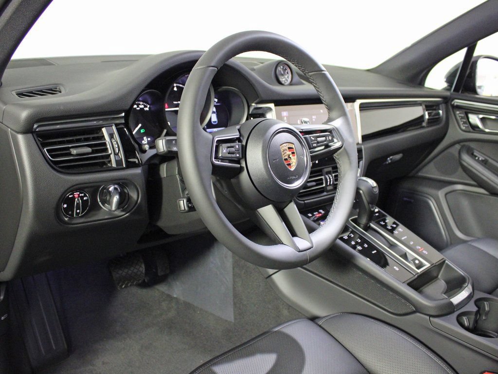 Certified 2026 Porsche Macan AWD/4WD image 4