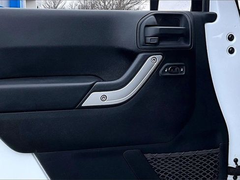 Used 2016 Jeep Wrangler Unlimited Sahara w/ Connectivity Group image 19