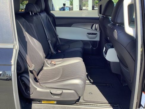 Used 2022 Kia Carnival LX image 33