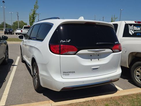 Used 2019 Chrysler Pacifica Touring-L Plus FWD image 2