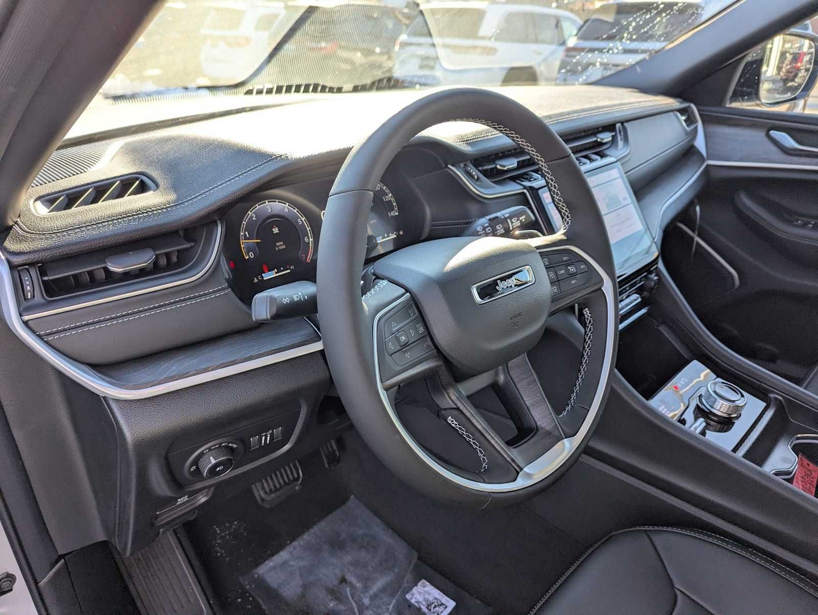 New 2025 Jeep Grand Cherokee L Limited w/ Black Appearance Package AWD/4WD image 5