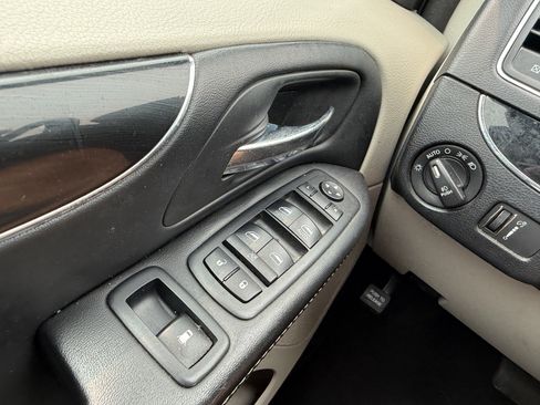 Used 2018 Dodge Grand Caravan SXT FWD image 25