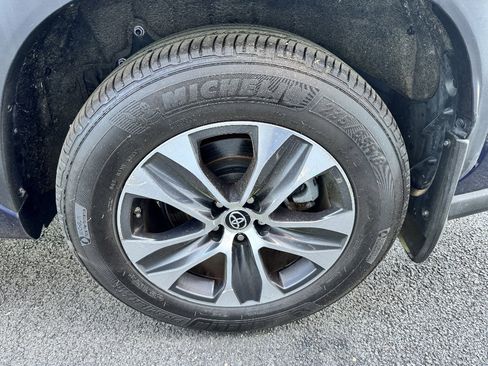 Used 2022 Toyota Highlander XLE AWD/4WD image 28