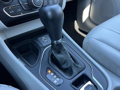 Used 2021 Jeep Cherokee Latitude Plus FWD image 27