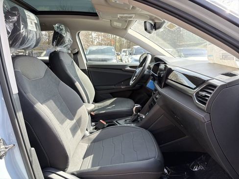 New 2026 Volkswagen Taos SE image 18