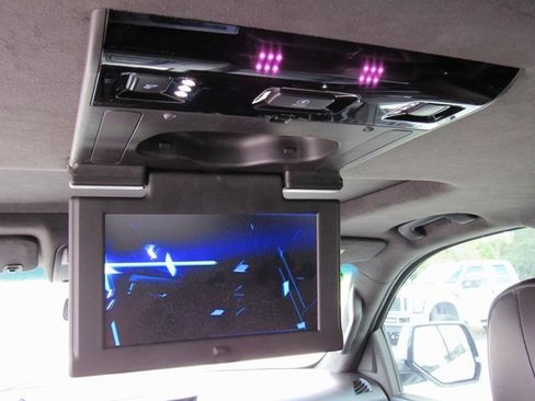 Used 2017 Cadillac Escalade Platinum image 12