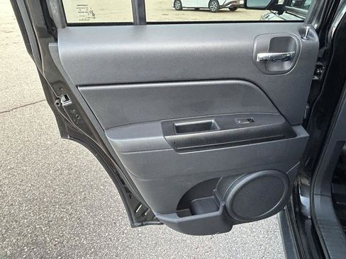 Used 2017 Jeep Patriot High Altitude AWD/4WD image 13