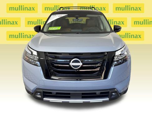Used 2025 Nissan Pathfinder Platinum w/ Black Appearance Package FWD image 22