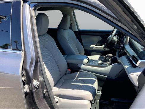 Used 2022 Toyota Highlander LE FWD image 8