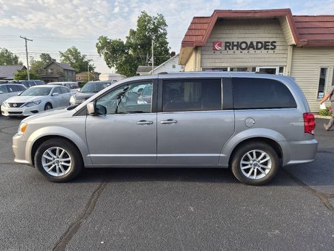 Used 2018 Dodge Grand Caravan SXT FWD image 2