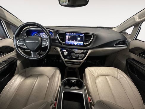 Used 2021 Chrysler Pacifica Touring-L image 13