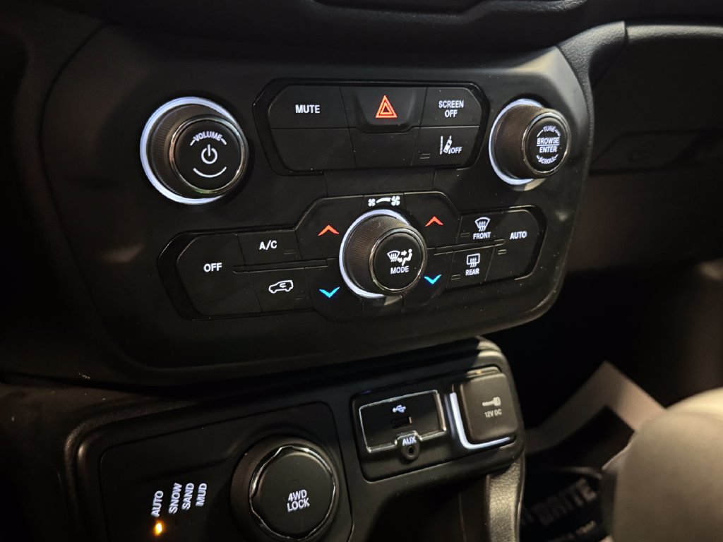 Used 2021 Jeep Renegade Latitude AWD/4WD image 15