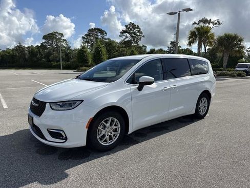 Used 2023 Chrysler Pacifica Touring-L FWD image 7
