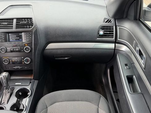 Used 2018 Ford Explorer XLT FWD image 11
