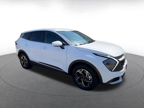 Used 2025 Kia Sportage LX image 3