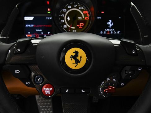 Used 2018 Ferrari 812 Superfast RWD image 18