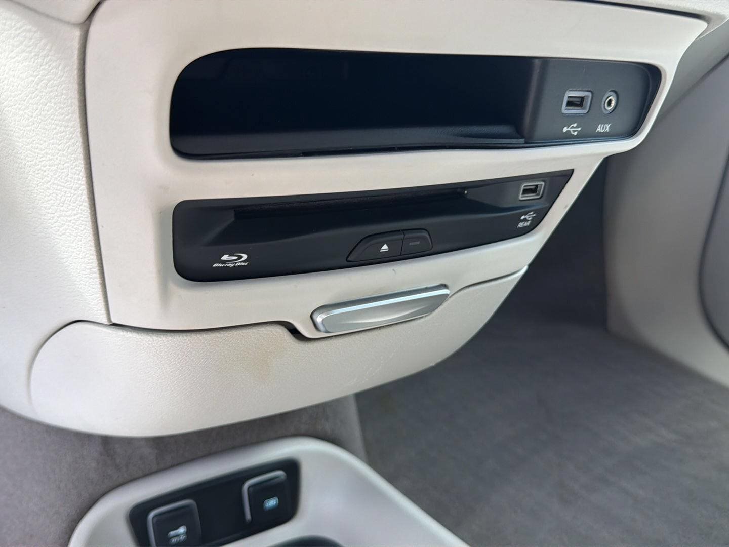 Used 2017 Chrysler Pacifica Touring-L Plus w/ Advanced Safetytec Group FWD image 17