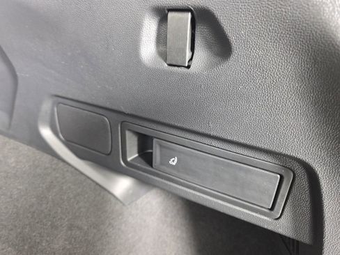 Used 2022 Volkswagen Tiguan SE image 36