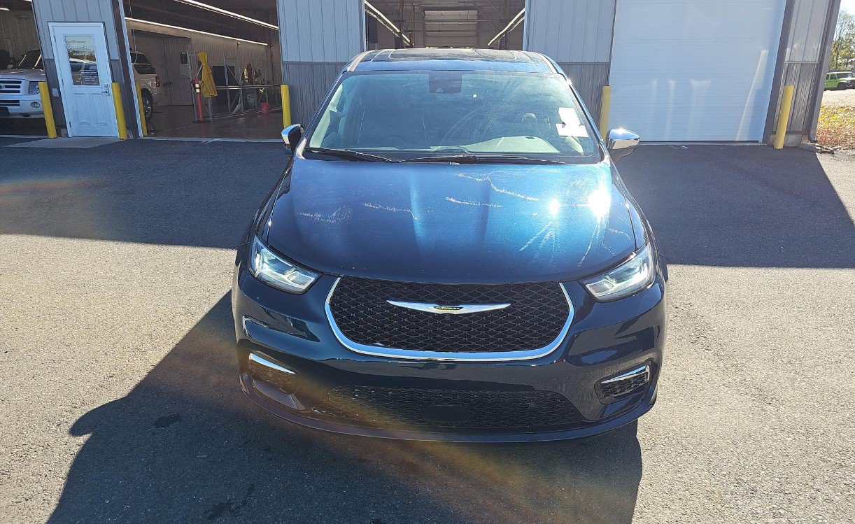 Used 2023 Chrysler Pacifica Limited w/ Uconnect Theater Family Group FWD image 3
