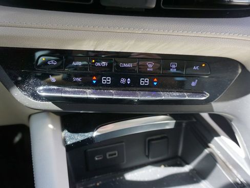 Used 2021 Buick Envision Essence image 12