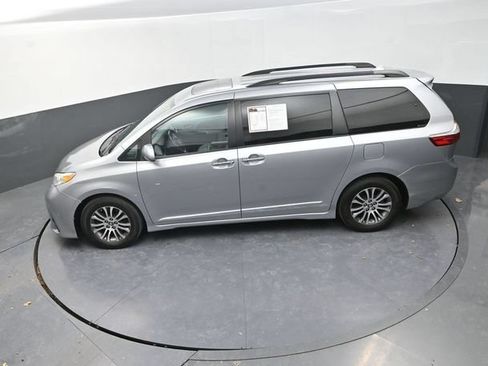 Used 2018 Toyota Sienna XLE FWD image 23