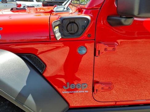 Used 2024 Jeep Wrangler Unlimited image 5