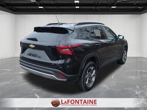 Used 2025 Chevrolet Trax LT FWD image 8