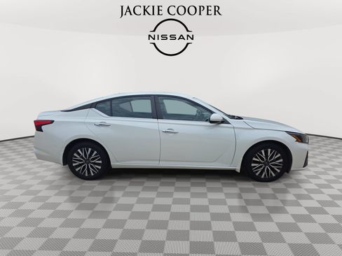 Used 2023 Nissan Altima 2.5 SV FWD image 4