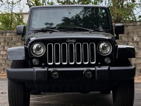 Used 2018 Jeep Wrangler Unlimited Sahara w/ Connectivity Group AWD/4WD image 13