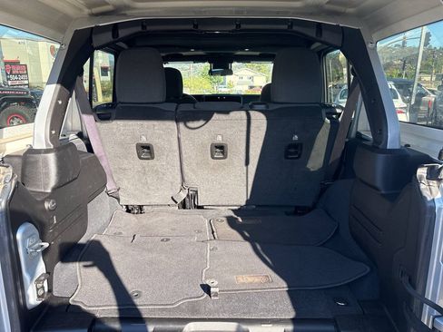 Used 2024 Jeep Wrangler Unlimited Rubicon AWD/4WD image 9
