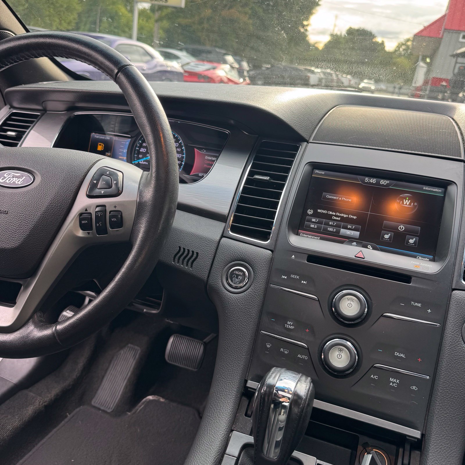 Used 2015 Ford Taurus SEL FWD image 10