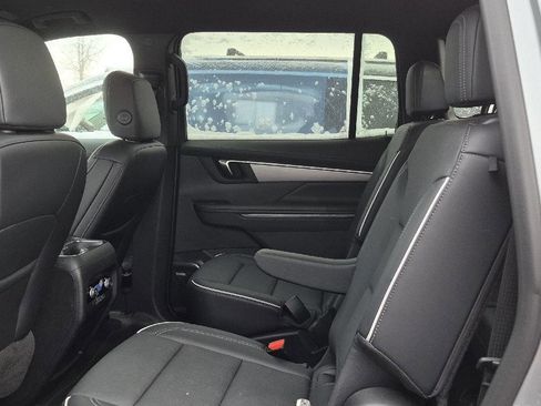 Used 2025 Buick Enclave Preferred image 7