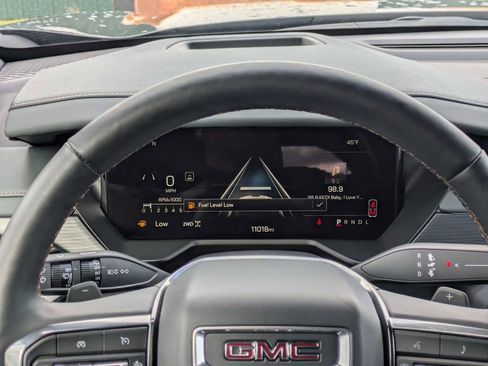 Used 2025 GMC Acadia AT4 w/ Luxury Package image 31