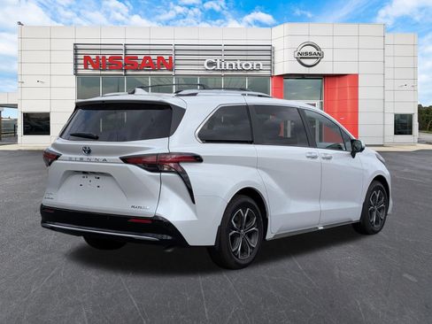 Used 2025 Toyota Sienna Platinum AWD/4WD image 3