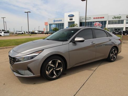 Used 2023 Hyundai Elantra Limited w/ Preferred Accessory Package FWD image 18