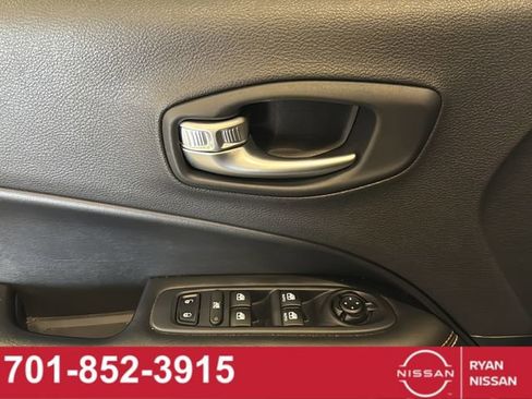 Used 2018 Jeep Compass Latitude w/ Cold Weather Group AWD/4WD image 35