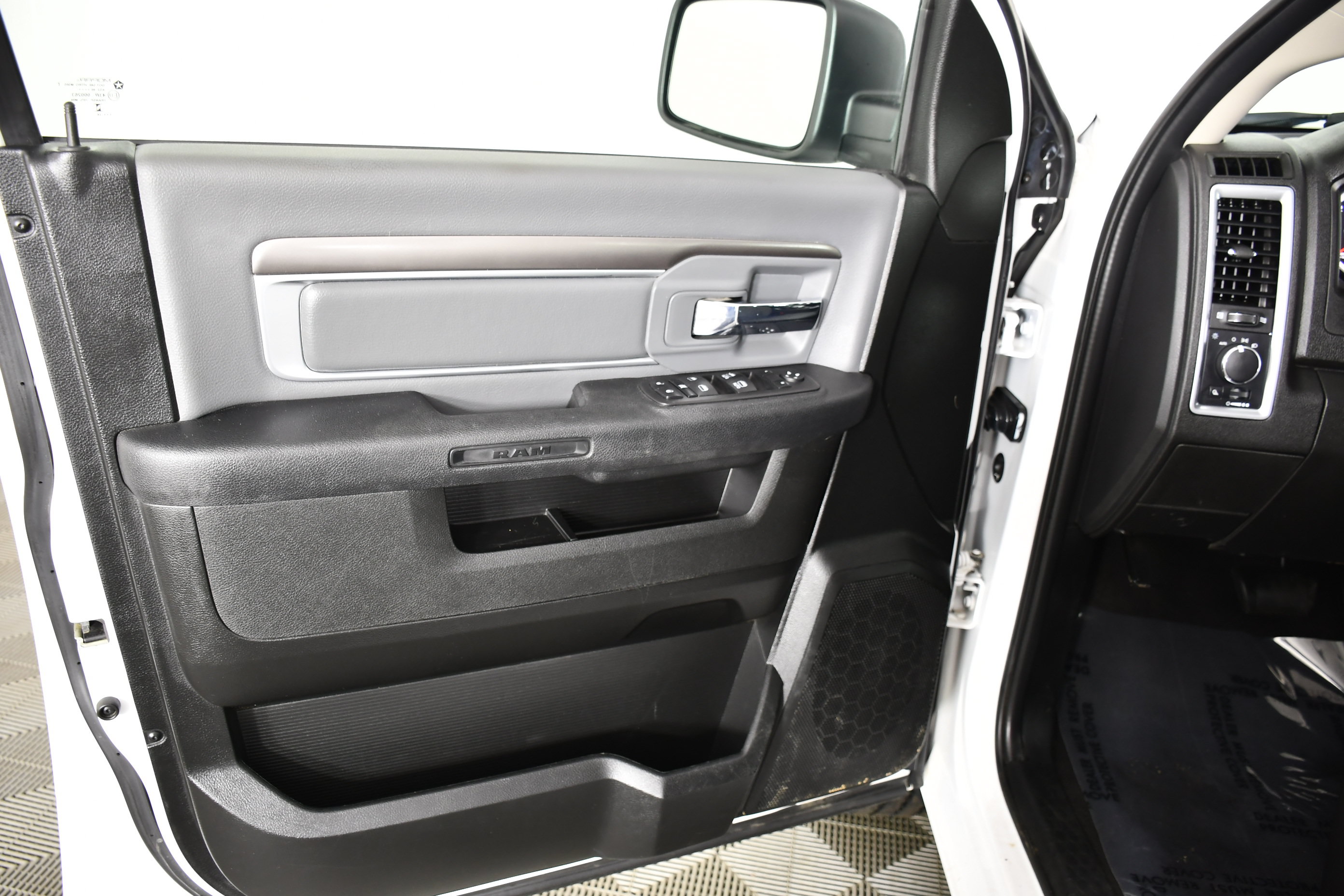 Used 2024 RAM 1500 Classic SLT AWD/4WD image 35