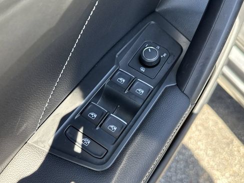 Used 2024 Volkswagen Tiguan SE w/ Panoramic Sunroof Package FWD image 11